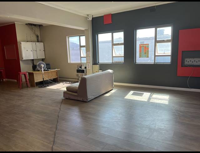 921M² SHOWROOM FOR SALE IN PAROW CENTRAL